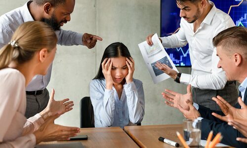 Mujer acosada en el trabajo