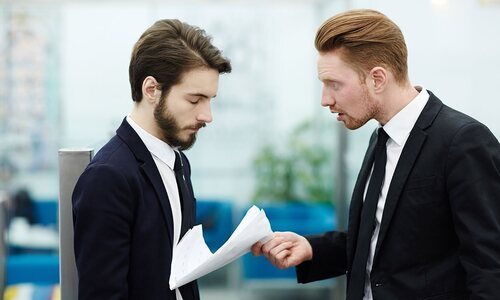 Hombre siendo acosado por un compañero o jefe