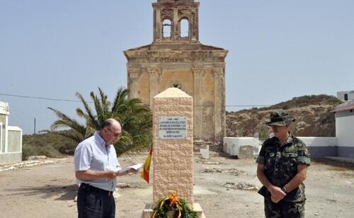 Inauguración de un monolito en 2012 en la isla de Isabel II a los civiles y militares que han residido en el enclave frente a la iglesia de la Inmaculada C
