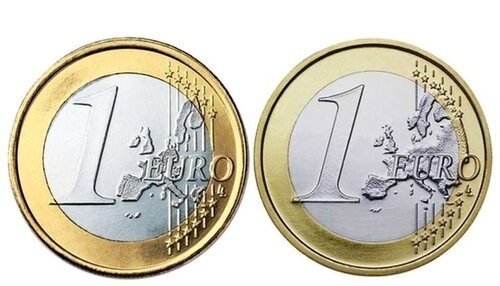 A la izquierda, la moneda con el mapa antiguo, que vale 106 euros.