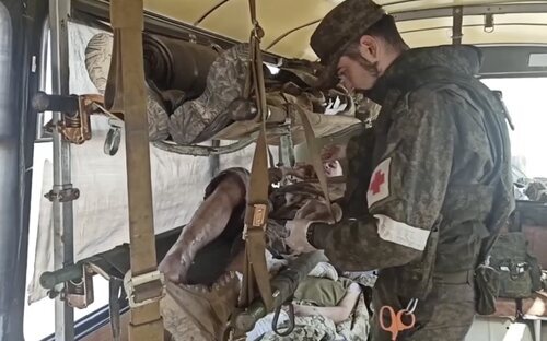 Hombres tratados en un autobús clínico