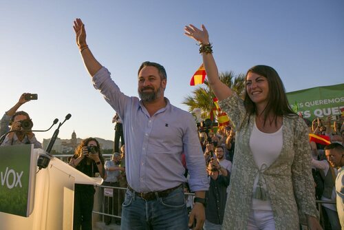 Macarena Olona, candidata de VOX en Andalucía, junto a Santiago Abascal en un acto en Málaga