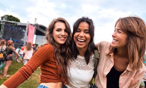 Chicas reunidas en un festival de verano