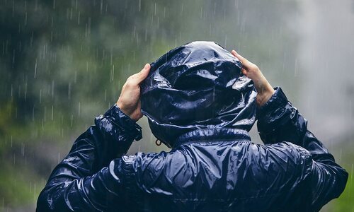 Un chubasquero es un elemento fundamental para combatir la lluvia