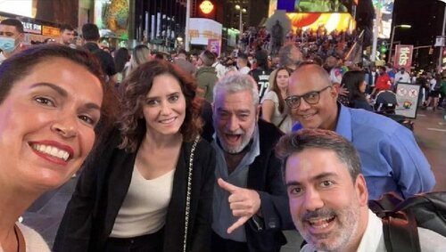 Fotografía de Ayuso en Times Square durante su viaje a Nueva York