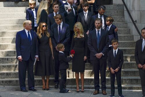 La familia Trump acudiendo al funeral de Ivana Trump