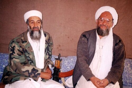 Bin Laden junto a  Ayman al-Zawahiri