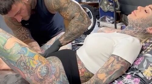 Becky Holt tatuándose la vagina