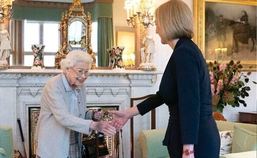 La reina de Inglaterra recibe a Liz Truss para encomendarle la formación de gobierno