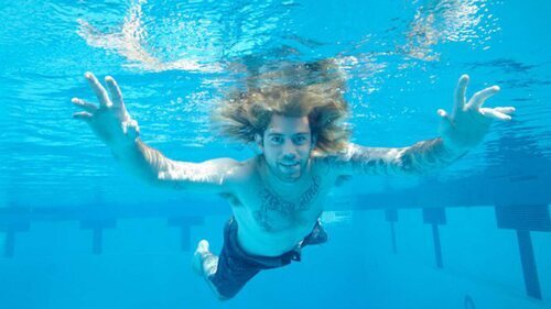 Spencer Elden, protagonista de la icónica portada de Nirvana, recreando la imagen