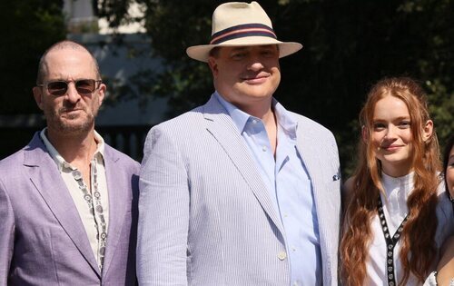 Darren Aronofsky, Brendan Fraser y Sadie Sink en el Festival de Venencia