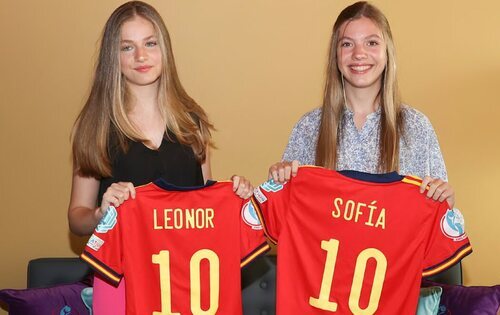 La princesa Leonor y la infanta Sofía con camisetas con su nombre de la selección española de fútbol femenino