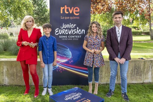 Carlos Higes, representante de España en Eurovision 2022, junto a María Eizaguirre, Eva Mora y José Pablo López