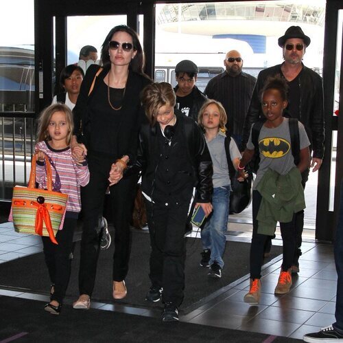 Angelina Jolie y Brad Pitt junto a sus hijos en 2015