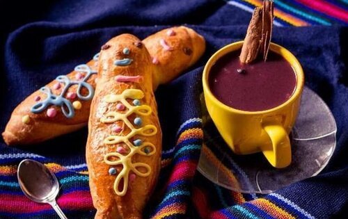 Colada morada con guaguas de pan, típico en Ecuador por Halloween