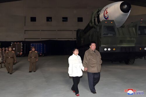 Kim Jong-un posa de la mano de su hija mayor delante de un misil Hwasong-17