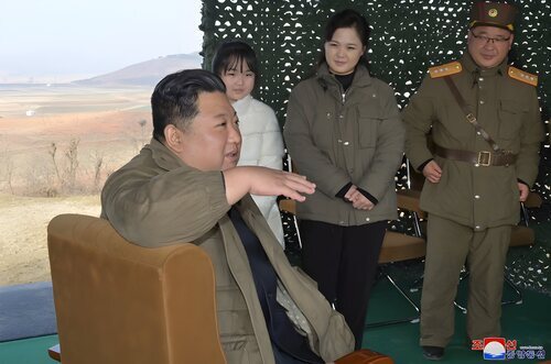 La hija de Kim Jong-un y su mujer, Ri Sol-ju, observan al líder norcoreano durante un lanzamiento de misiles.