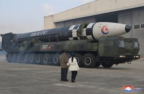 Kim Jong-un y su hija contemplan un misil Hwasong-17.