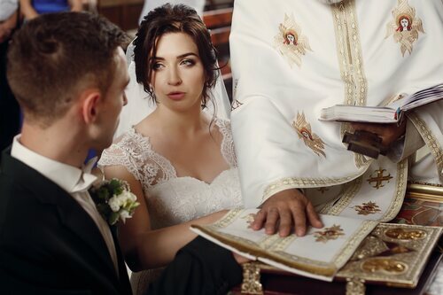 Joven pareja se casa por la Iglesia