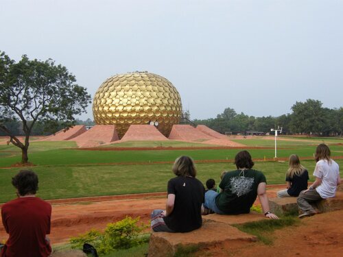 En el epicentro de la ciudad de Auroville, Matrimandir, una cúpula dorada hace de sala de meditación colectiva para sus ciudadanos