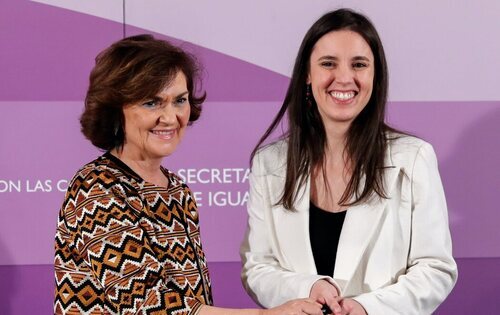 Carmen Calvo entregando la cartera del Ministerio de Igualdad a Irene Montero