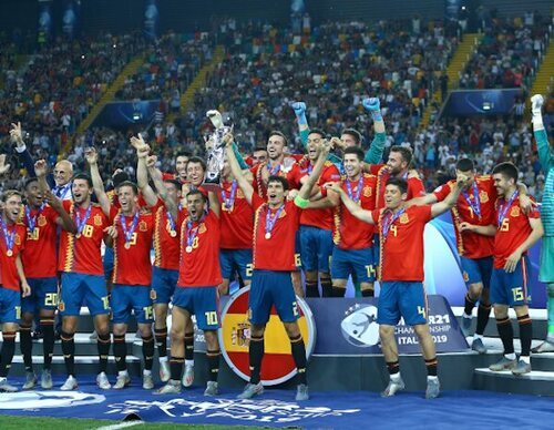 Selección Española Sub21 levantando el trofeo de la eurocopa sub21