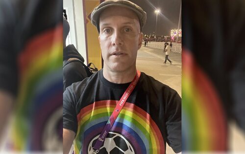 El periodista deportivo Grant Wahl con la camiseta con la bandera LGTBI en el Mundial de Qatar