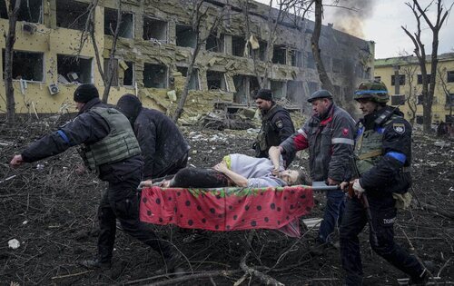 Mujer embarazada herida siendo trasladada tras un bombardeo al hospital de maternidad de Mariúpol (Ucrania)
