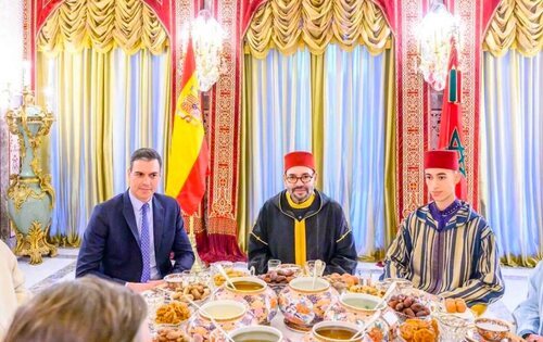 Pedro Sánchez, el rey Mohamed VI y el príncipe heredero alauita, durante una cena oficial en Rabat