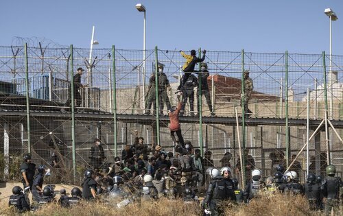 Migrantes tratado de saltar la valla de Melilla