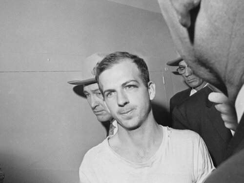 Lee Harvey Oswald siendo detenido