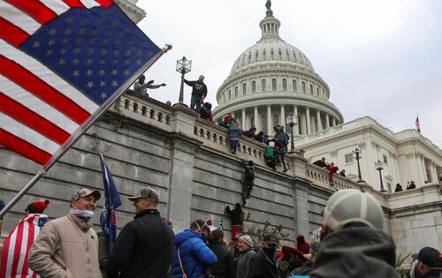 Seguidores de Donald Trump asaltando el Capitolio el 6 de enero de 2021