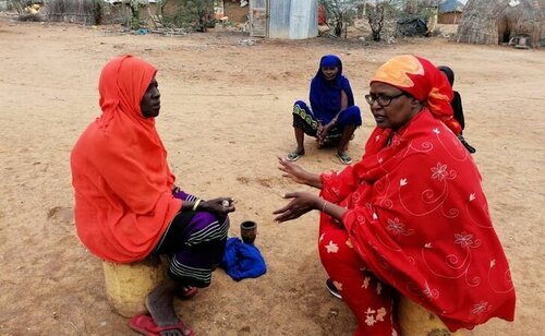 Asha conversando y sensibilizado a una mujer que se ganaba la vida practicando la mgf a niñas de su comunidad