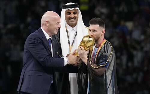 Gianni Infantino, presidente de la FIFA; el emir de Qatar Tamim I; y Leo Messi, capitán de la selección de Argentina, con la Copa del Mundial 2022