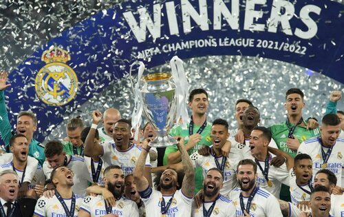 El real Madrid levantando la copa de su 14ª  Champions