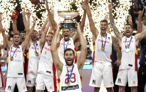 Rudy Fernández levanta la copa ante la selección española de baloncesto tras ganar el Eurobasket