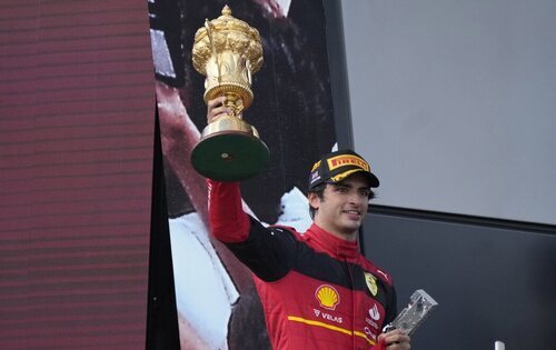 Carlos Sainz levantando la copa del Gran Premio de F1 de Gran Bretaña