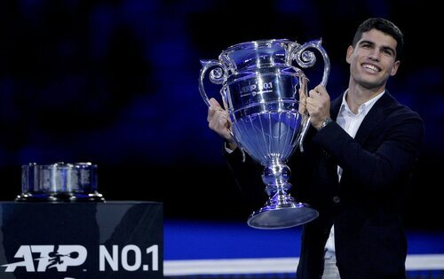 Carlos Alcaraz recibe el trofeo como número uno del mundo de la ATP