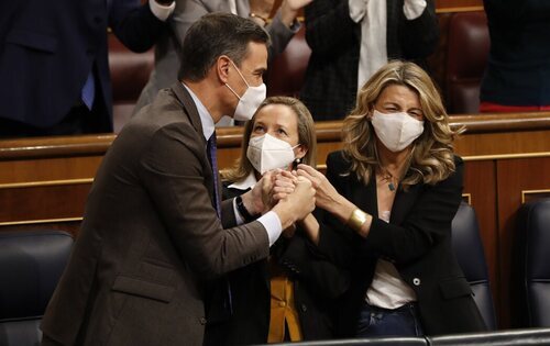 Pedro Sánchez, Nadia Calviño y Yolanda Díaz celebrando la aprobación de la reforma laboral en el Congreso