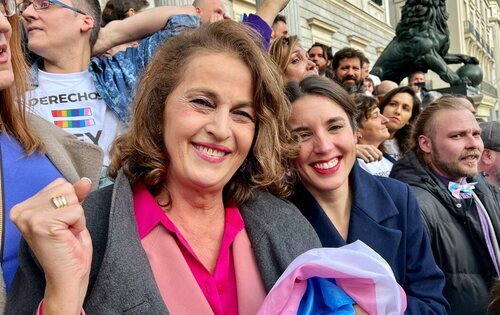 Carla Antonello e Irene Montero, ministra de Igualdad, celebrando la aprobación de la Ley Trans ante el Congreso