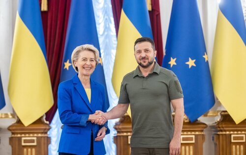 Ursula von der Leyen, presidenta de la Comisión Europea, junto a Volodímir Zelenski, presidente de Ucrania