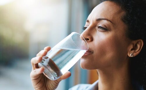 Mujer bebiendo agua