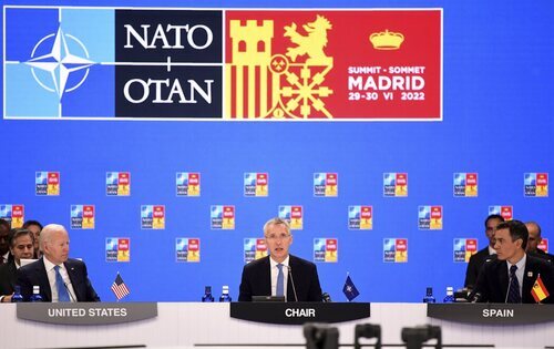 Jens Stoltenberg, secretario general de la OTAN, entre Joe Biden, presidente de Estados Unidos, y Pedro Sánchez, presidente del Gobierno de España, en la c