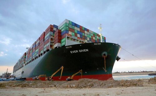 El buque Ever Given encallado en el Canal de Suez