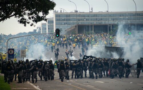 Fuerzas del orden ante los seguidores de Bolsonaro asaltando los poderes del Estado en Brasil