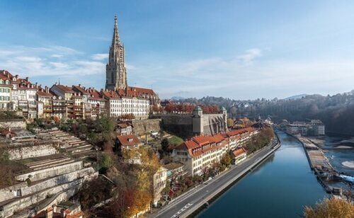 Vistas de la ciudad de Berna y su catedral