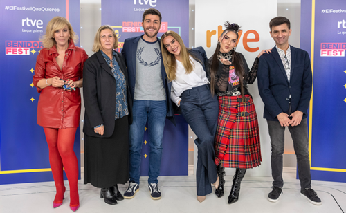 María Eizaguirre, junto al equipo de RTVE y los presentadores del Benidorm Fest 2023.