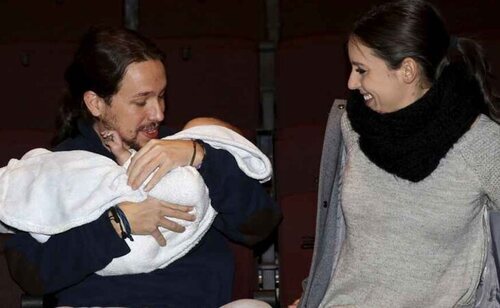 Pablo Iglesias e Irene Montero con uno de sus hijos