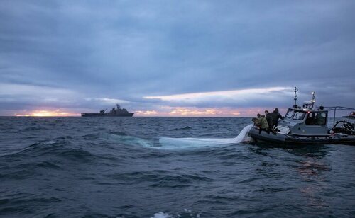 Barcos de la Marina estadounidense en la zona del impacto