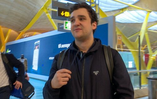 Froilán en el aeropuerto de Madrid para iniciar su nueva vida en Abu Dabi
